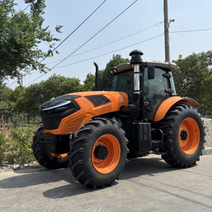 Veliki poljoprivredni traktor s 4 kotača i 280 KS 