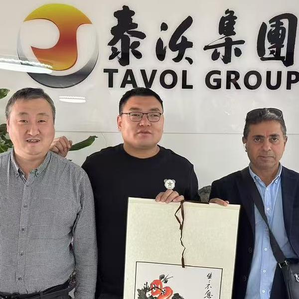Ливийн үйлчлүүлэгчид TAVOL тракторын үйлдвэрт зочилж, сэтгэл хангалуун байж, худалдан авах хүсэлтэйгээ баталгаажуулав.